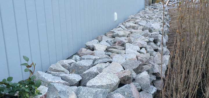 Steinmauer an Nachbars Carport