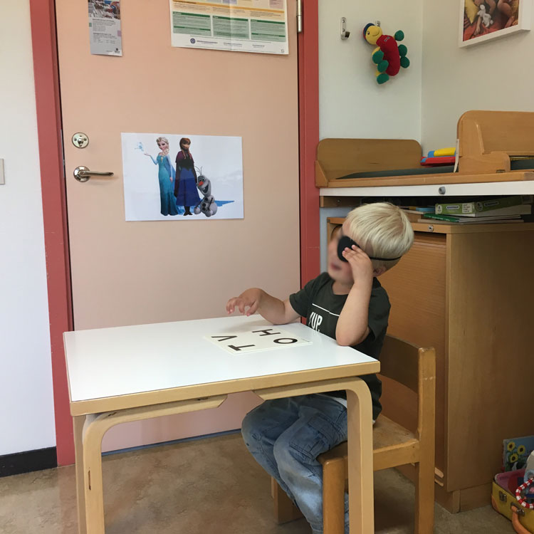 Beim BVC (staatl. Kinderarztzentrale) - beide Kids können sehen und hören.